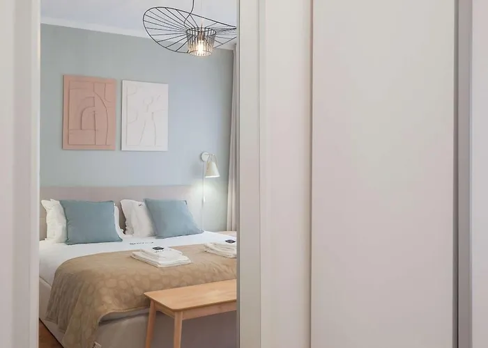 Liiiving In - Downtown Comfort House