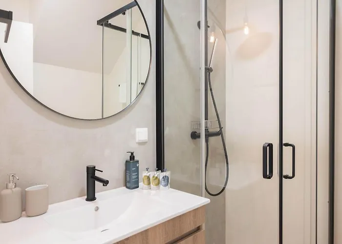 Liiiving In - Downtown Comfort House *