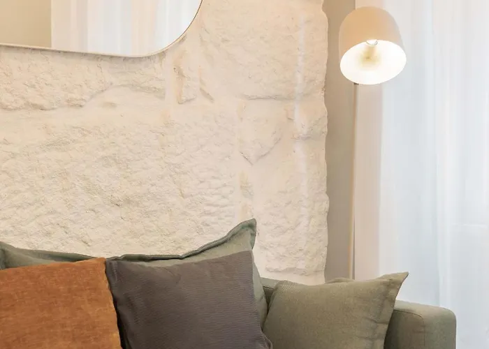 Liiiving In - Downtown Comfort House *