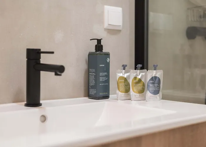 Liiiving In - Downtown Comfort House *