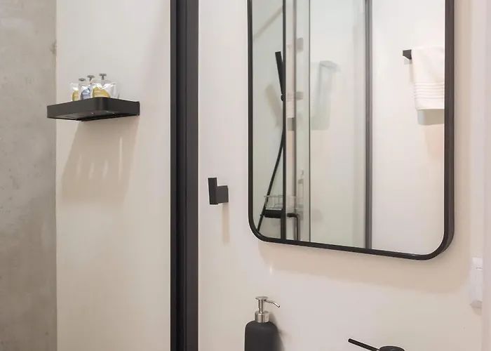 Liiiving In - Downtown Comfort House *